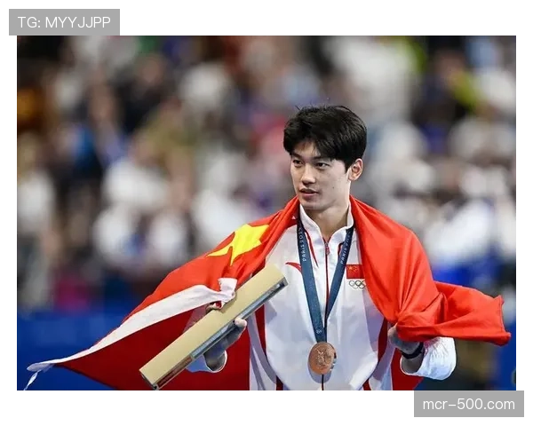 致敬时刻：主场为效力球队十年的老将播放纪念视频